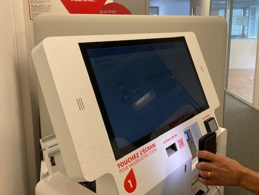 Borne avec pass sanitaire lecteur QR code
